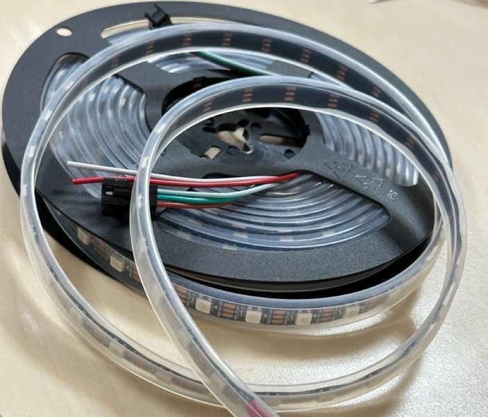 Адресная светодиодная лента в силиконе RGB RW 1LED SMD 5050 5V 60 д.м. IP67 WS2812b чёрная основа (цена 1 м) 20339 фото