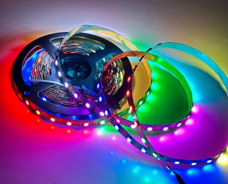 Адресная светодиодная лента WS2812b RGB SMD 5050 5V 60 д.м. IP20 (цена 1 м) черная основа 20340 фото