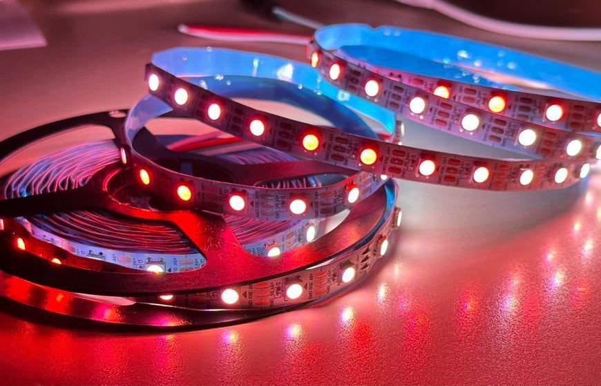 Адресна світлодіодна стрічка RGB SMD 5050 5V 60 д.м. IP20 WS2812b (ціна 1м) Premium біла основа 21531 фото